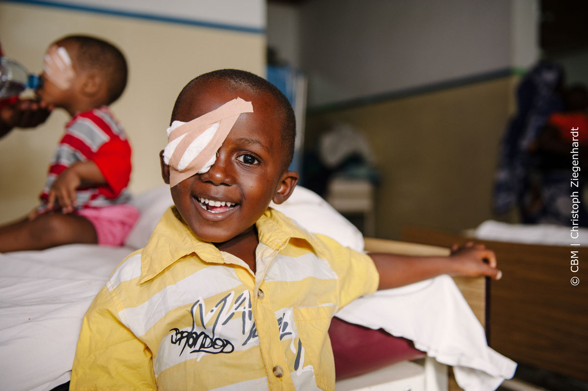 Portrait von Annuary mit einer Augenbinde